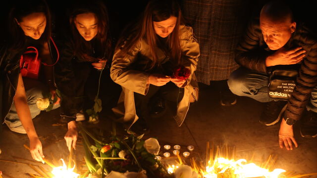 Стотици хора тази нощ оставиха цветя и свещи пред училището