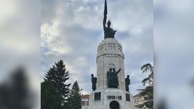 Задържаха двама криминално проявени поругали паметника Майка България във Велико