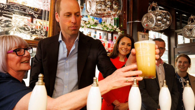 Британският принц Уилям изпи първата чаша бира Kingmaker Това е