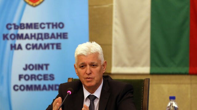В навечерието на 6 май министърът на отбраната Димитър Стоянов