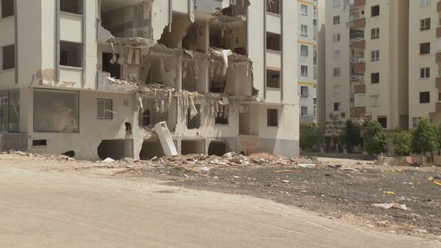 Близо три месеца след първите силни земетресения в Турция трагедията