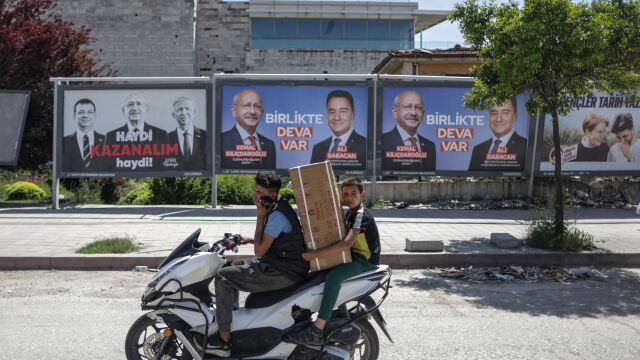 10 дни преди изборите за президент и парламент в Турция