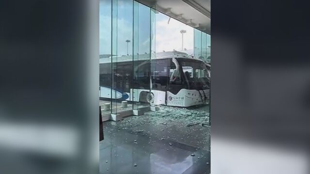 Автобус се вряза в летище в Китай съобщава Ройтерс  Няма данни за
