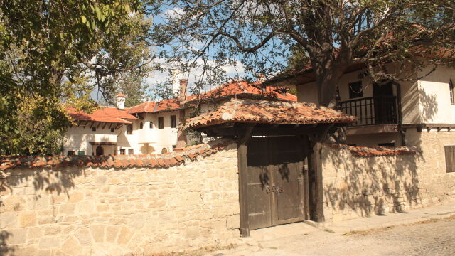 Неизвестен е разбил три врати водещи към двора и вътрешната