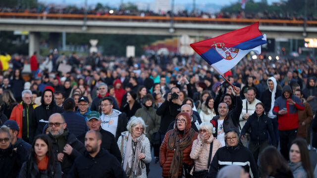 Притежателите на незаконни оръжия в Сърбия масово започват да ги