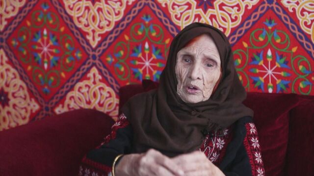 Семейството на 97 годишната днес Интисар Мухана бяга от родното