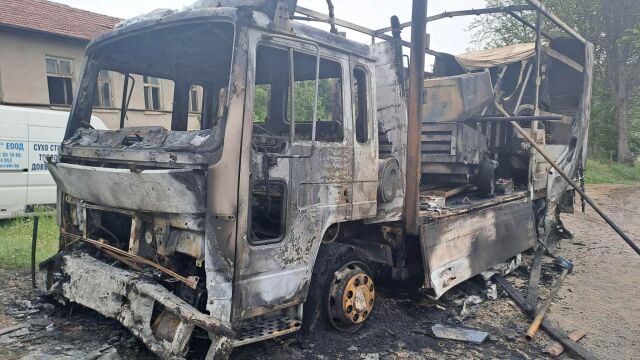 Камион собственост на благоевградска строителна фирма изгоря напълно тази нощ  Огънят