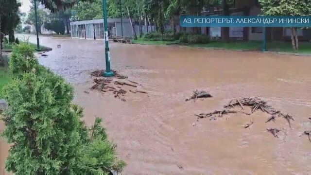 Порой и наводнение в Правец Обилен дъжд превърна улиците в