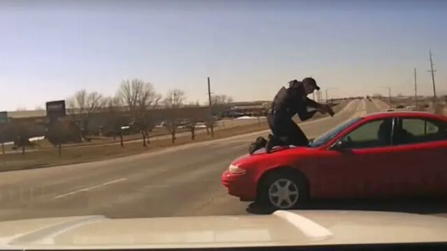Полицай от американския щат Айова се качи на предния капак