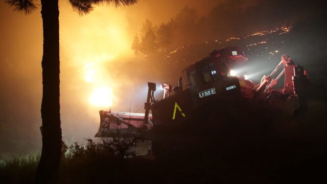 Безсънна нощ в Западна Испания заради горски пожари Огънят изпепели