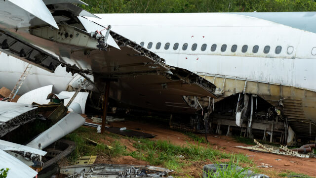 Трима души загинаха след като самолета им се разби в