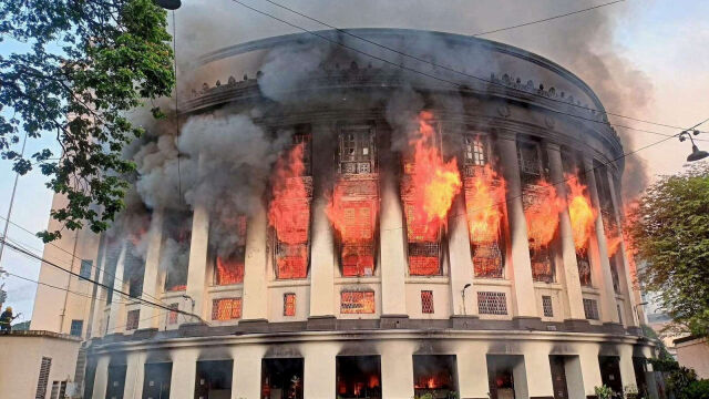 Огромен пожар избухна в историческа сграда във филипинската столица Манила