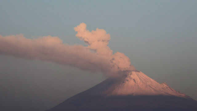 Таймлапс видео показва изригването на мексиканския вулкан Попокатепетъл в събота