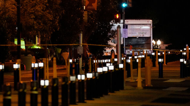 Камион се блъсна в бариерите за сигурност на площад Лафайет