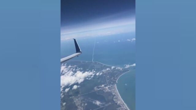 Огромна ракета прелетя покрай прозорец на пътници в самолет съобщава