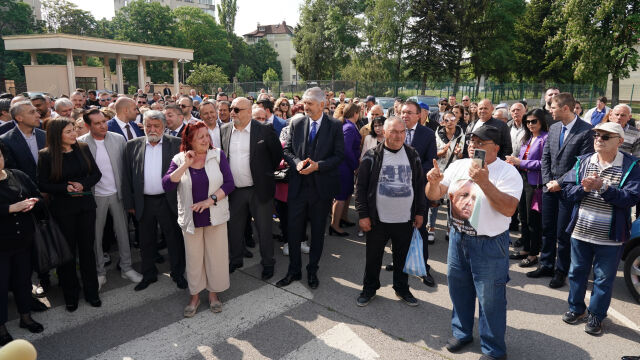 Цялата парламентарна група на ГЕРБ се събра пред Софийската градска