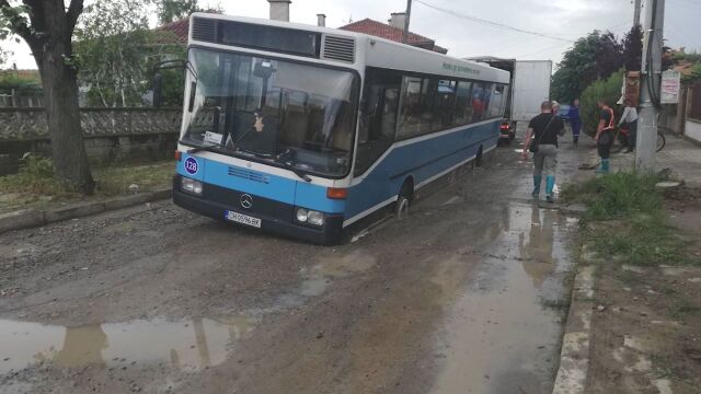 Автобус с пътници пропадна в дупка от водния цикъл в