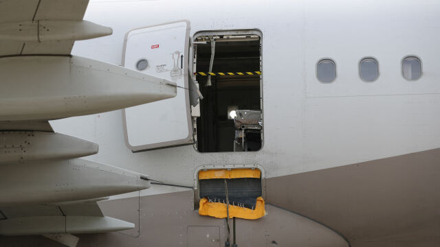 Мъжът отворил вратата на авариен изход на самолет по време