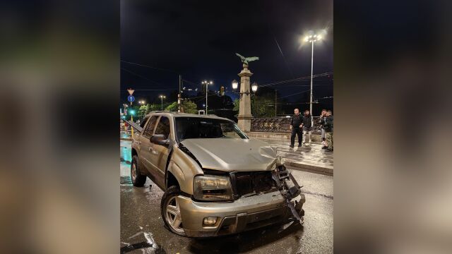 Две коли са се ударили тази нощ на Орлов мост