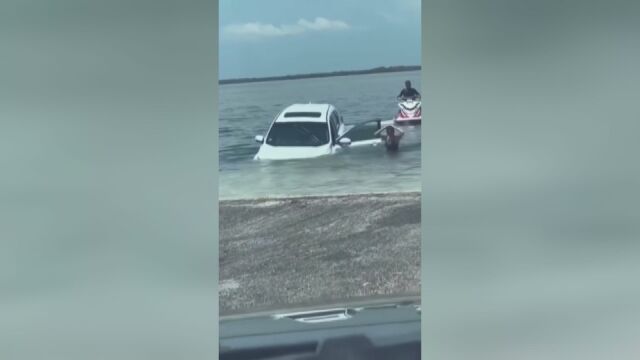 Жена потопи колата си в езеро докато кара на заден