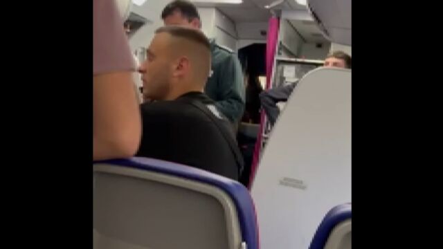 Пътници се барикадираха в самолет  след като вместо в София