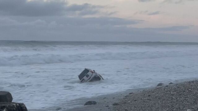 Паркиран джип се оказа впримчен в опасна ситуация на плажа