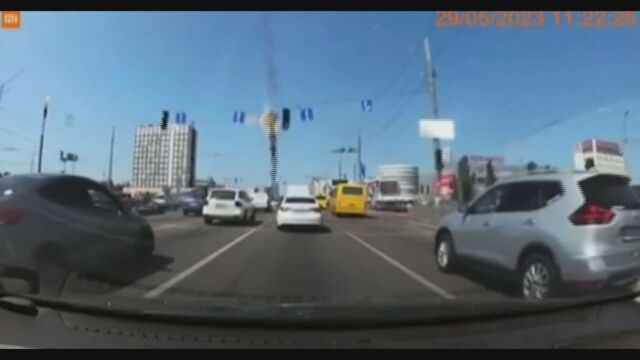 Отломки от ракета падат върху оживен път в украинската столица