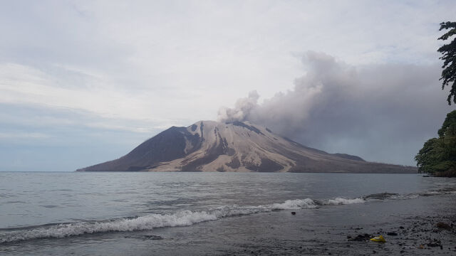 Изригванията на индонезийски вулкан принудиха седем големи летища да спрат