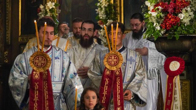 Православният свят празнува чудото на Възкресение Христово Хиляди посрещнаха най големия християнски