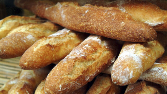 Френските пекари изпекоха най дългата франзела багета в света – малко