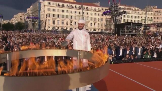 Олимпийският огън пристигна във Франция   Два месеца и половина остават
