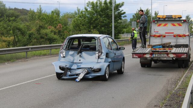 Товарен автомобил удари отзад лека кола на Е 79 край Благоевград