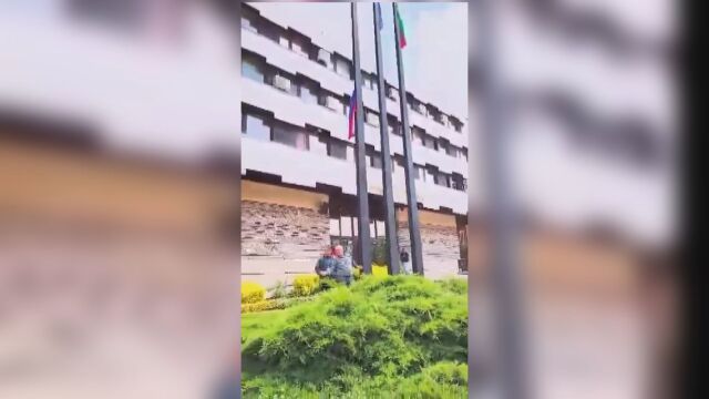 Издигането на пилон на руското знаме пред сградата на община