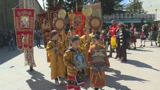 С литийното шествие поклонение започнаха тази сутрин честванията на Априлското