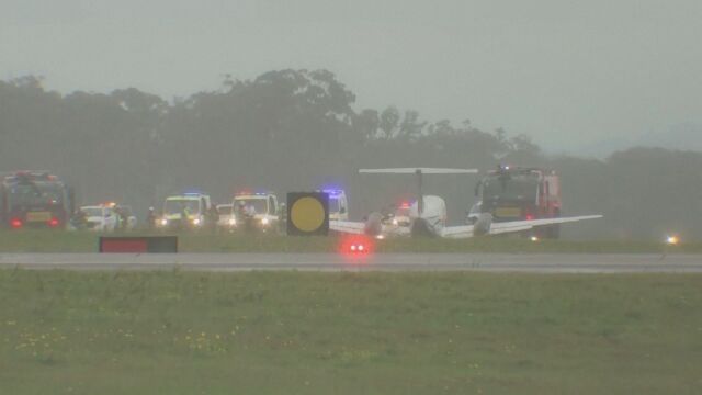 Двама пътници и пилот излизат невредими от малък самолет който