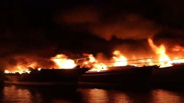 Тридесет яхти изгоряха в голям пожар избухнал през нощта на