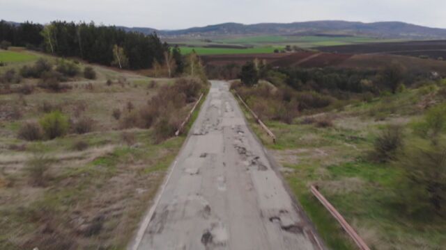 Недоволство заради липсата на асфалт Жители на селата Гълъбовци Гургулят
