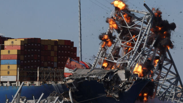 В понеделник когато контролирана експлозия разтърси товарния кораб Дали 21