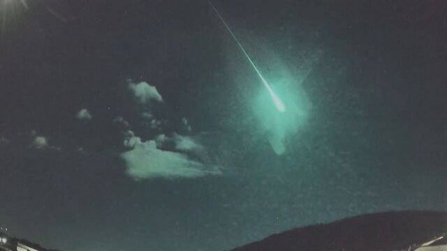 Ярък фрагмент от комета озари небето над части от Испания