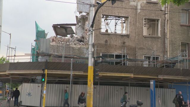  Опасен строеж в центъра на столицата Работници разрушават стара сграда