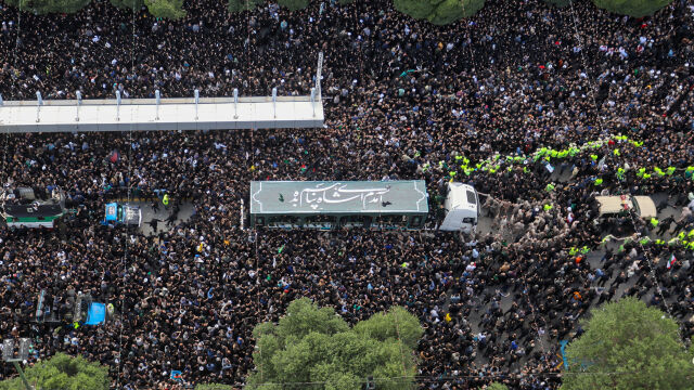 В Иран погребват президента Ебрахим Раиси който загина при катастрофа