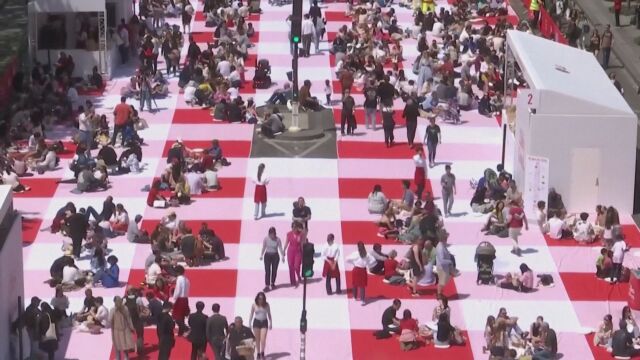 Хиляди парижани участваха в безплатен пикник на Шанз-Елизе (ВИДЕО)