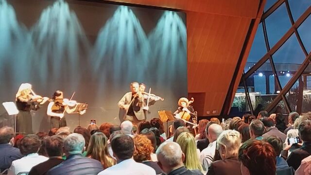  Световноизвестния български цигулар Васко Василев изнесе концерт на Айфеловата кула
