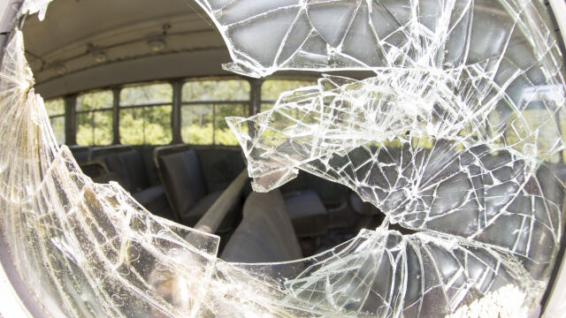 Сигнал за счупено стъкло на спрял на улицата автобус на
