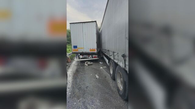Верижна катастрофа между четири тежкотоварни автомобила на пътя Велико Търново