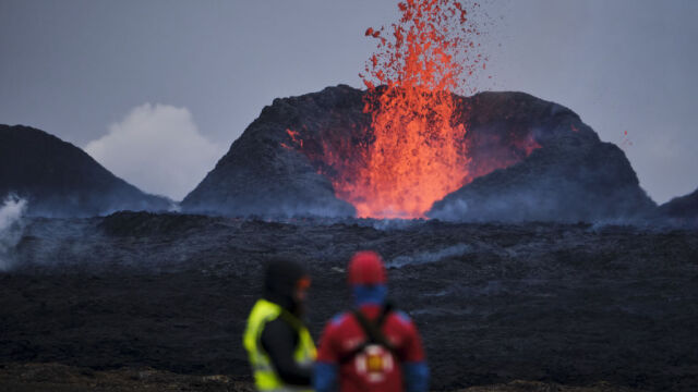 Вулканът южно от исландската столица Рейкявик изригна за трети пореден