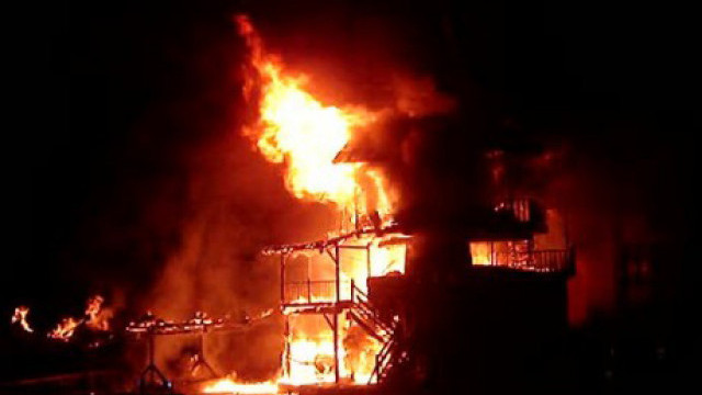 Втори ден продължава да гори пожарът в гората над местността