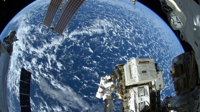  Двама американски астронавти се отказаха от плановете си да излязат