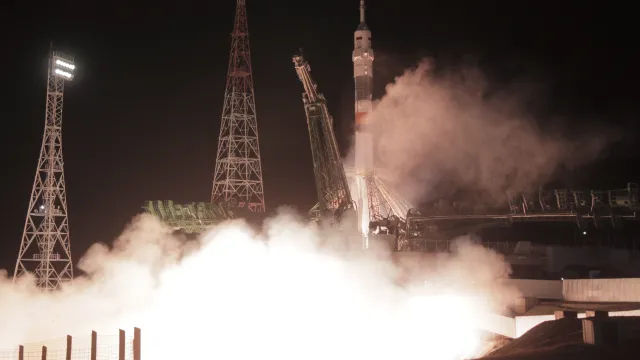 Русия е изстреляла ракета Союз носеща военен сателит в Космоса