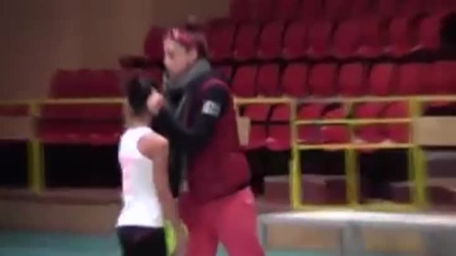 Треньорка от Бургас дърпа ушите на малки гимнастички (ВИДЕО)